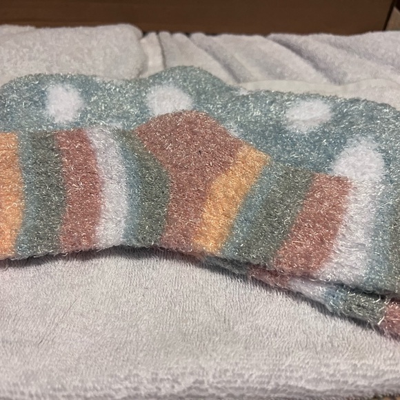 Two pairs of fuzzy slippers - Picture 1 of 1